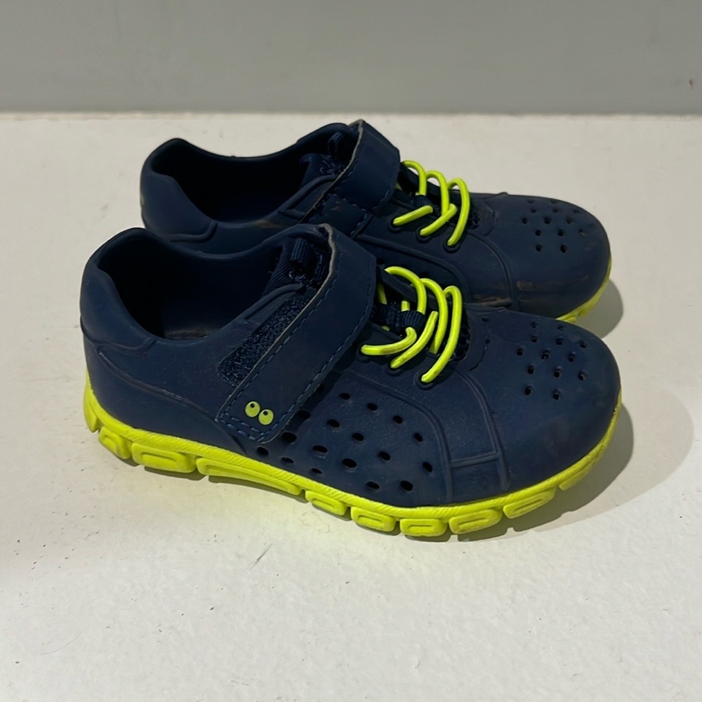 GUC Surprize water/land shoe size 7C